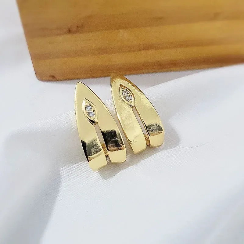 brinco ouro folha crevejada no meio