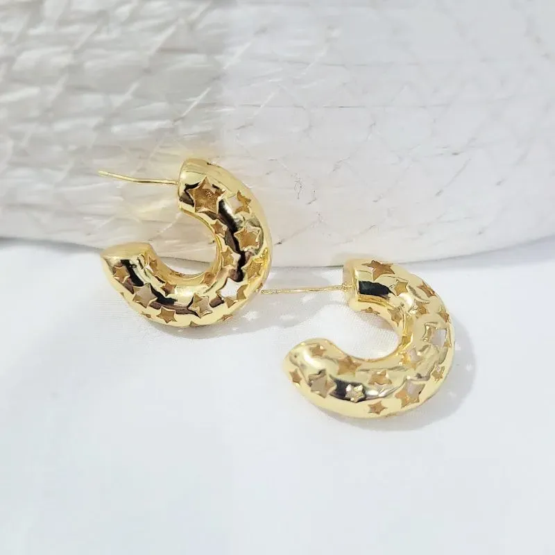 brinco ouro meia argola com desenho de estrelas