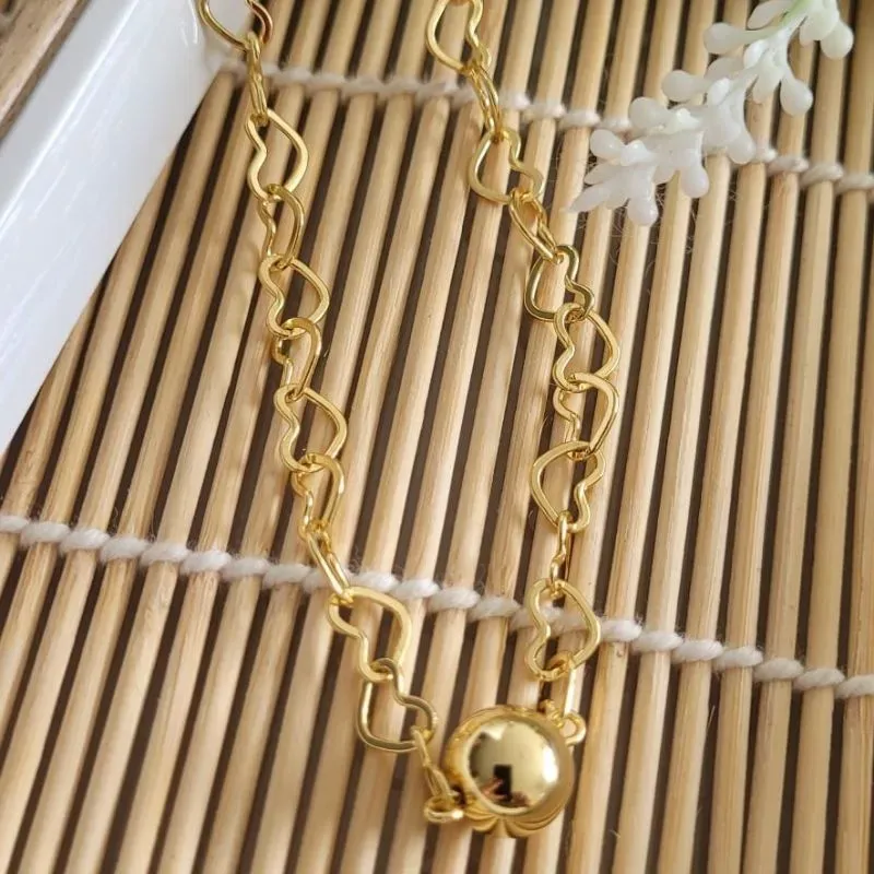 colar ouro choker bola lisa com corrente de coração