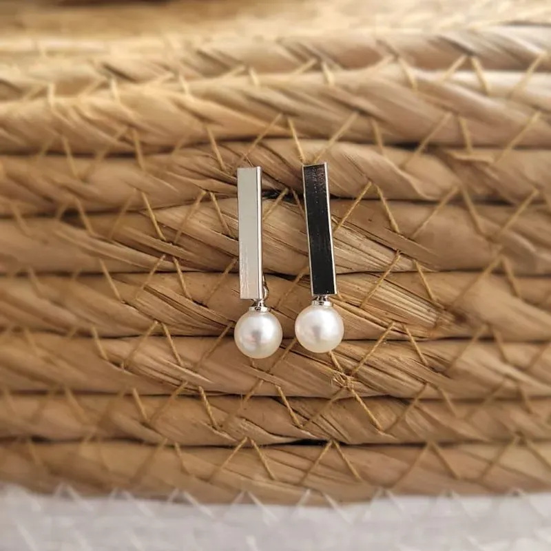 brinco rodio palito com 1 perola pendurada