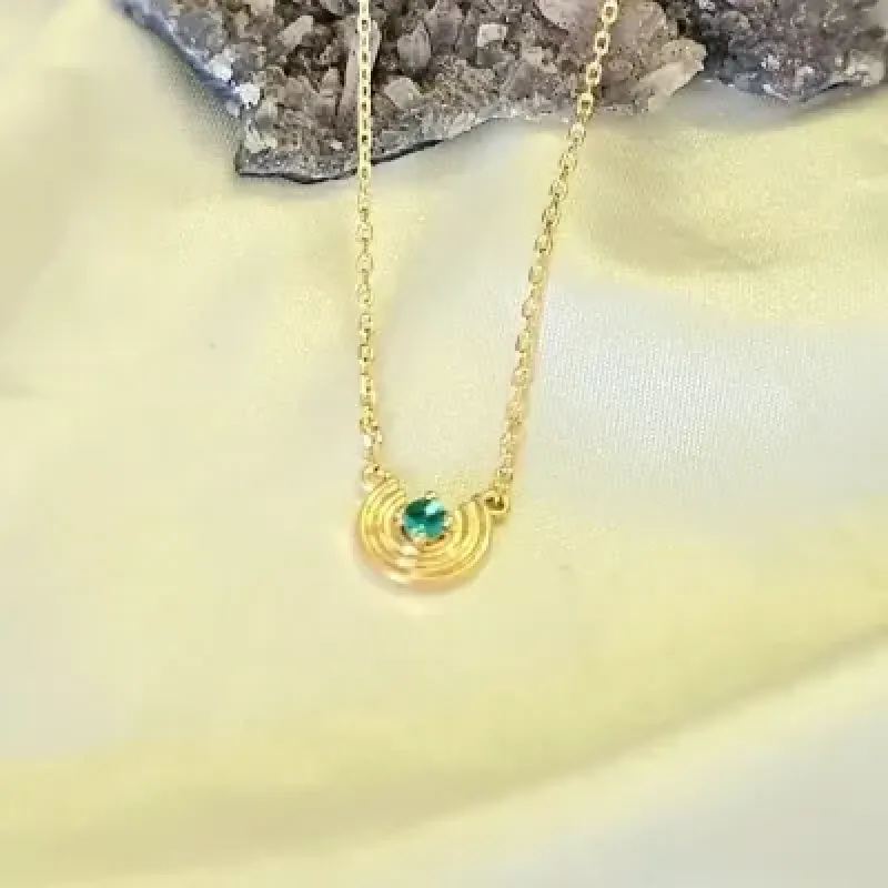 colar ouro cartier meia mandala pedra verde