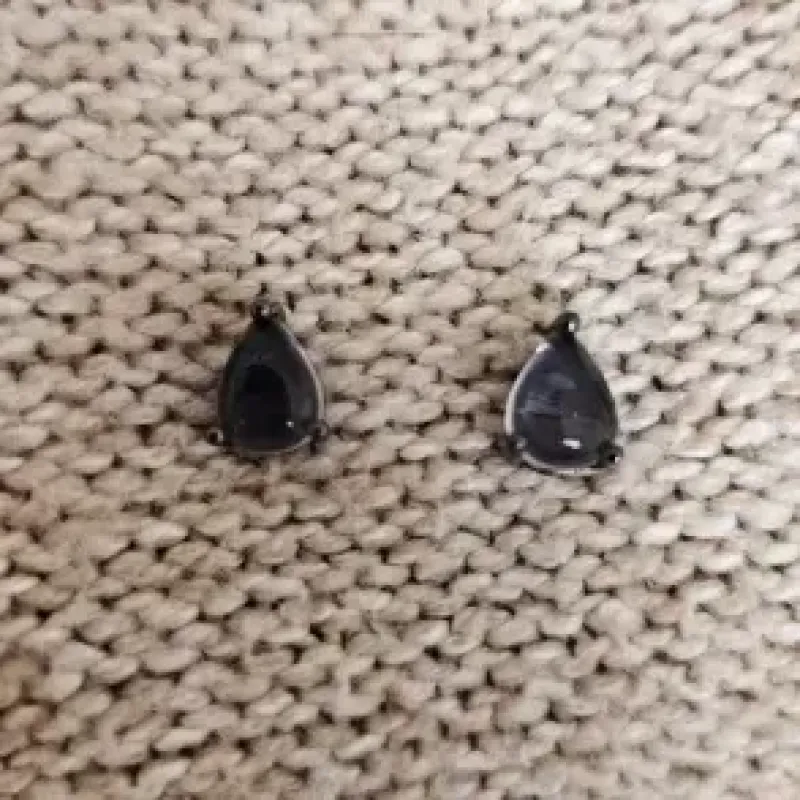 brinco ródio negro gota cristal lilás