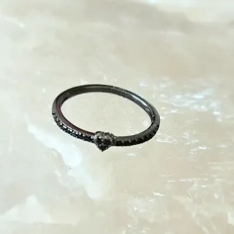 anel rodio negro aliança coraçaozinho meio zirconias negras