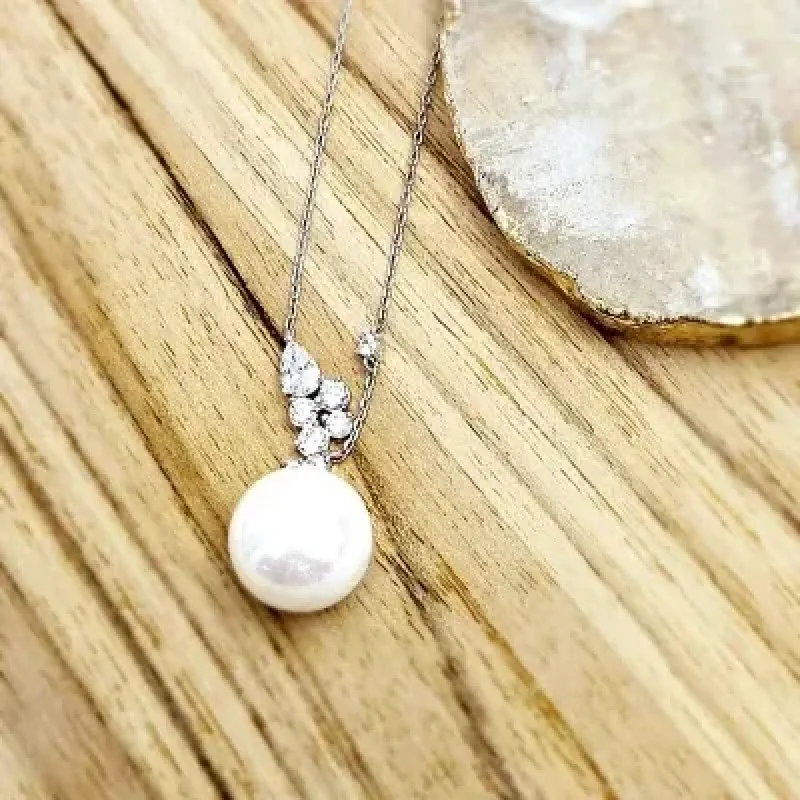 colar ródio com pontos zircônias e uma pérola pendurada