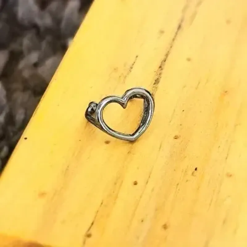 piercing rodio negro coraçao vazado