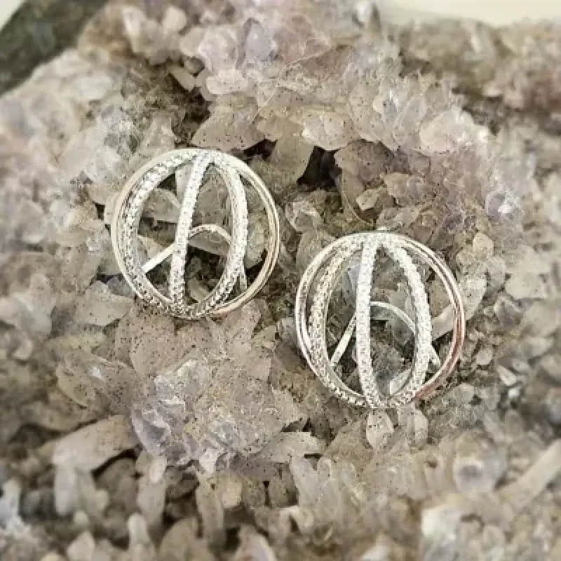 brinco rodio bola 3d com 3 laterais zirconias