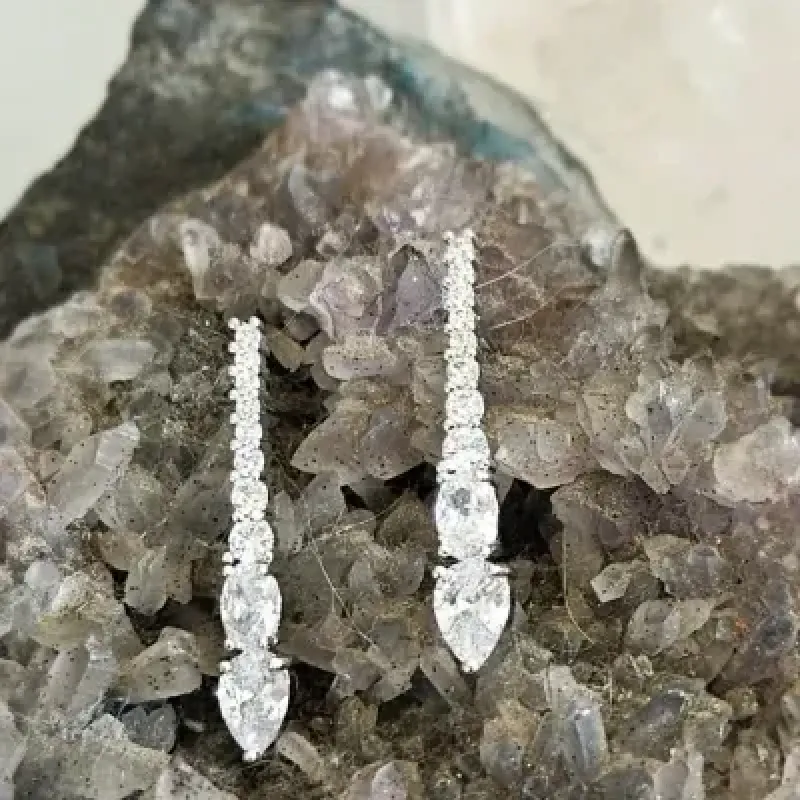 brinco rodio filete 8 zirconias + 1 cristal oval + 1 gota