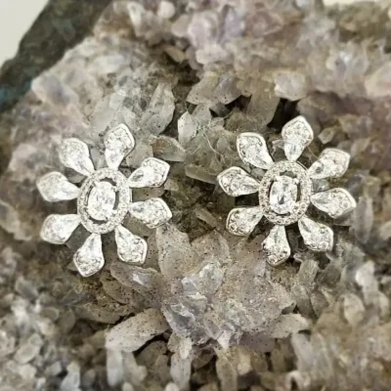 brinco rodio flor grande de cristais e zironias