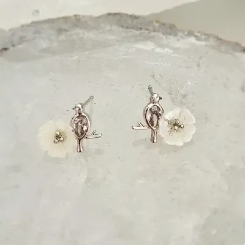 brinco ródio passarinho cristal com flor madrepérola