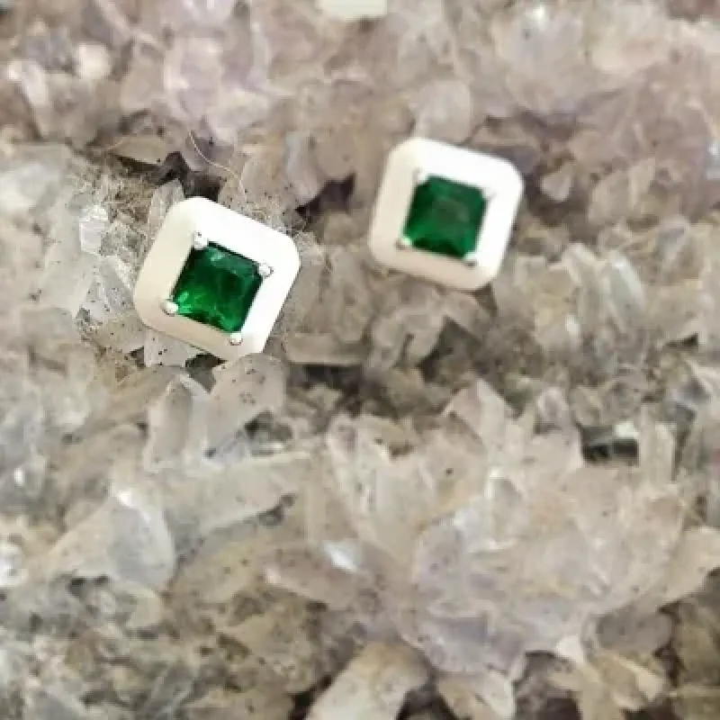 brinco rodio quadrado esmaltado com quadrado cristal verde