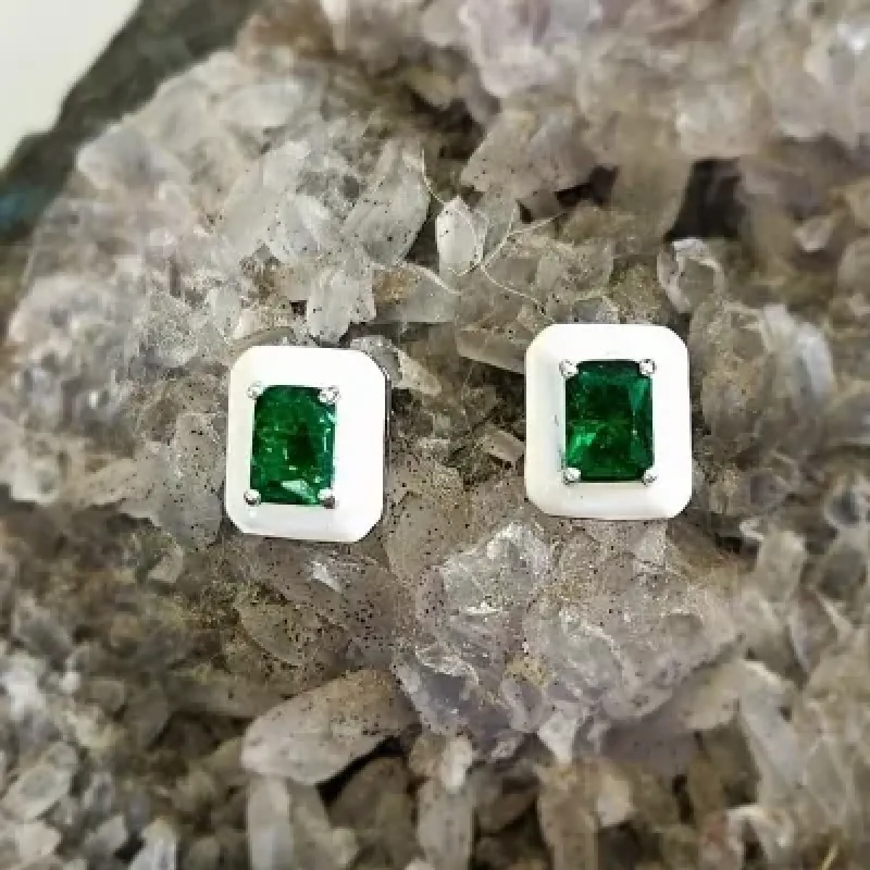 brinco rodio retangulo esmaltado com retangulo cristal verde