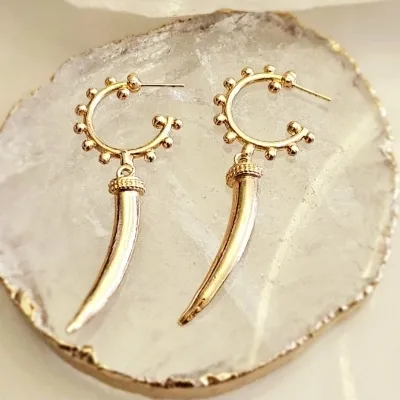 argola p com bolinhas volta e dente de sabre grande liso pendurado