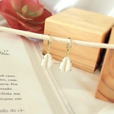 Brinco Argola executiva com buzio pendurado em resina off white