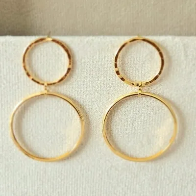 Brinco ouro 1 circulo detalhado vazado e 1 circulo liso vazado