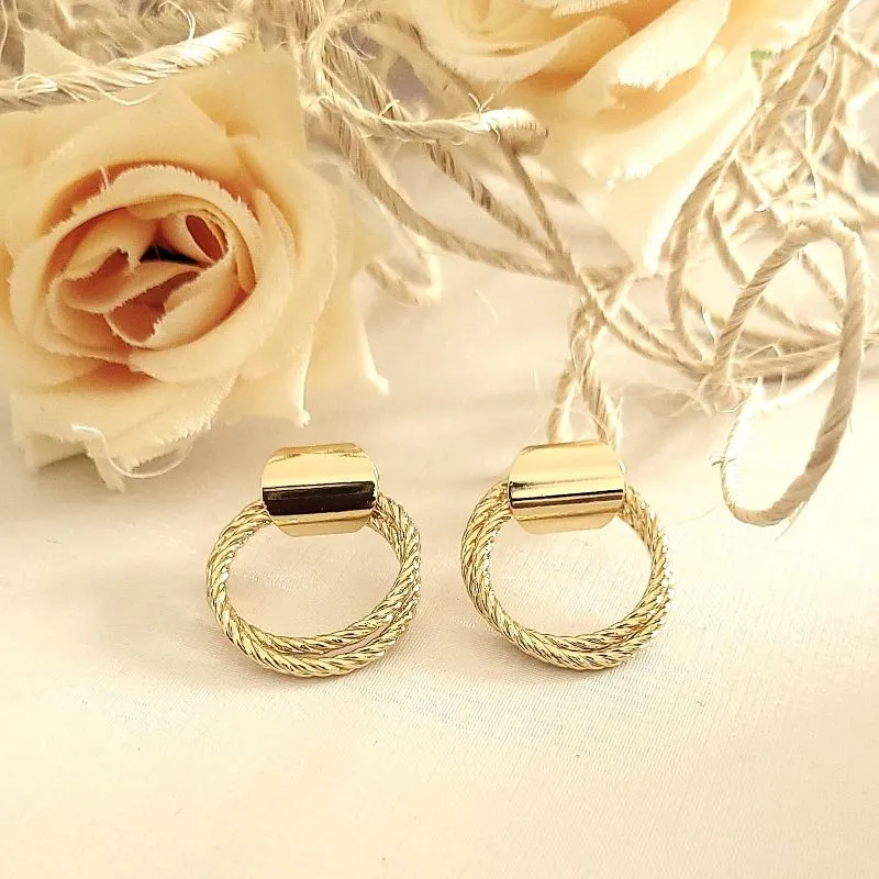 brinco ouro 2 círculos com aros torcidos