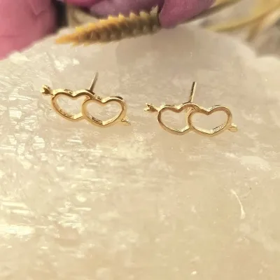 brinco ouro 2 corações vazados com flecha