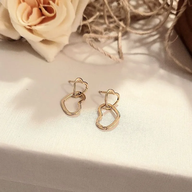 brinco ouro 2 corações vazados pendurados
