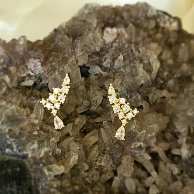 brinco ouro 9 cristais menores e 1 maior pendurado