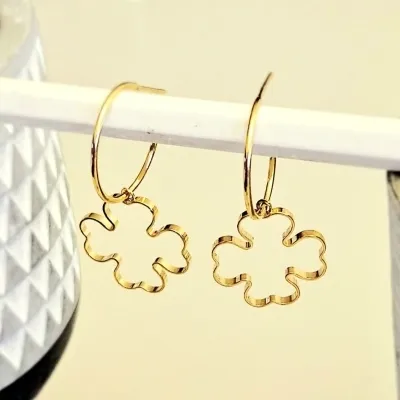 brinco ouro argola 2 em 1 com trevo vazado pendurado