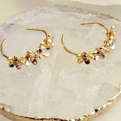brinco ouro argola 4 flores com meio zircônia
