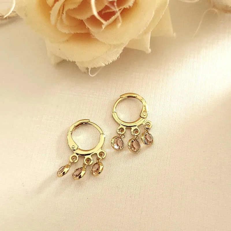 brinco ouro argola com 3 pontos de luzes nude pendurado