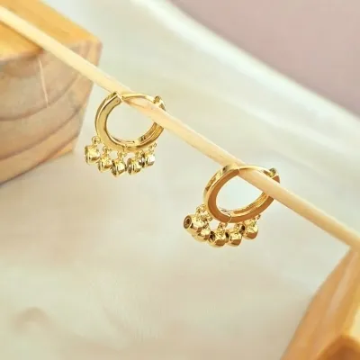 Brinco ouro argola com 5 pontos de luz cristais pendurados
