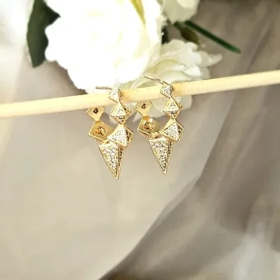 brinco ouro argola com 5 triângulos 3d cravejados zircônias