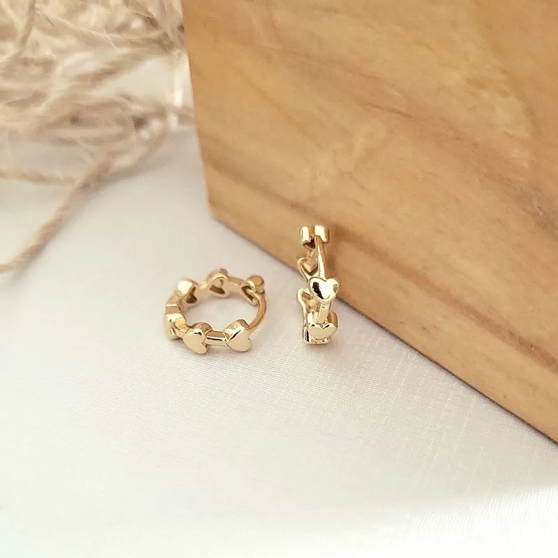 brinco ouro argola com detalhe de coração grande