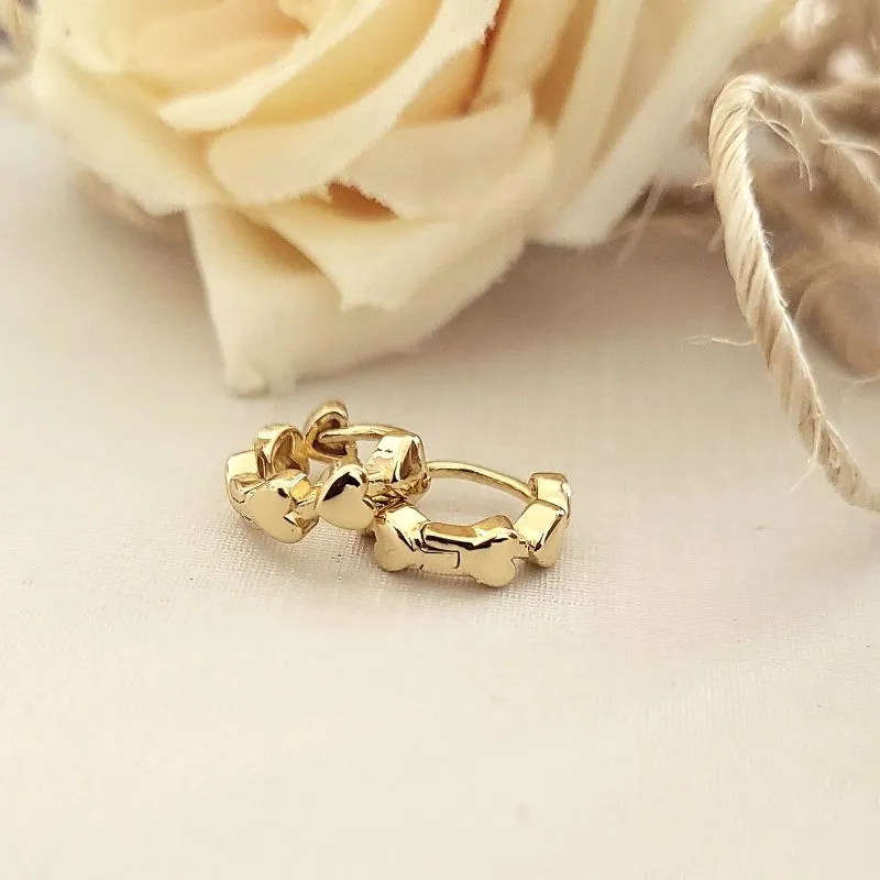 brinco ouro argola com detalhe de coração média