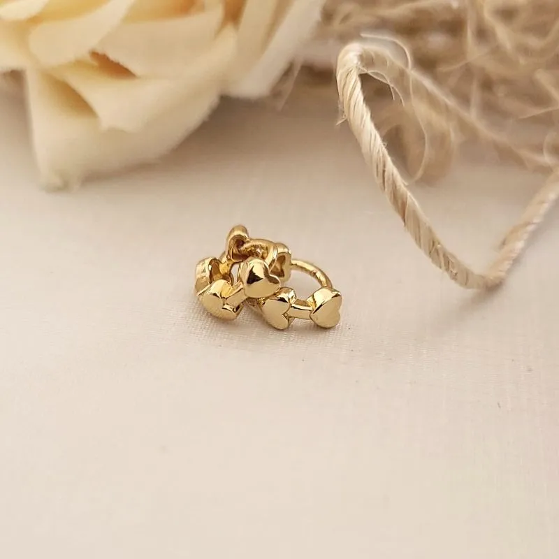 brinco ouro argola com detalhe de coração pequena