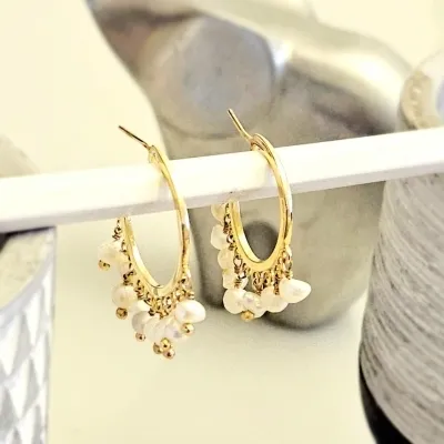brinco ouro argola com perolas de água doce penduradas