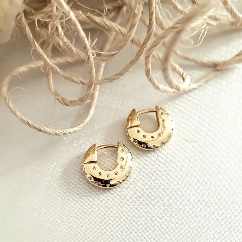 brinco ouro argola com pontos de luz pequena