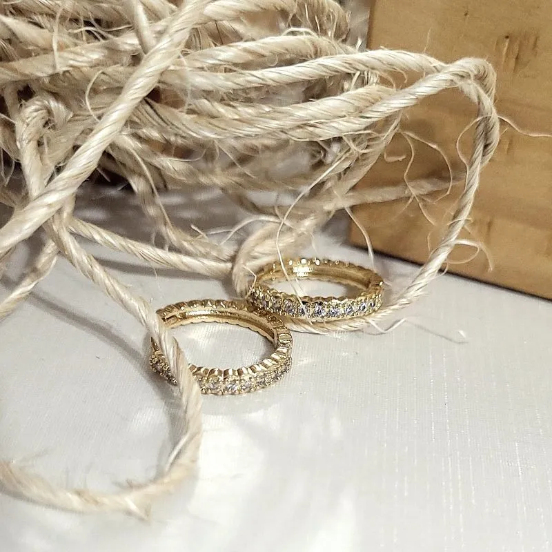 brinco ouro argola cravejada com detalhe na lateral grande