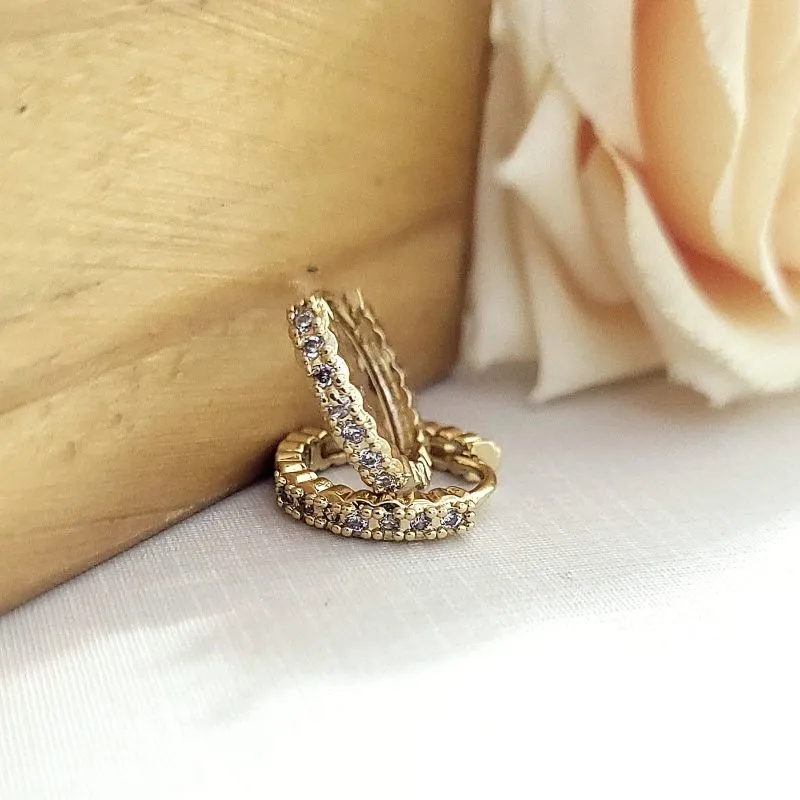 brinco ouro argola cravejada com detalhe na lateral média