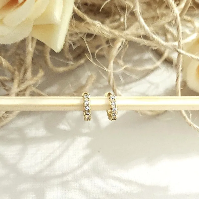 brinco ouro argola cravejada com detalhe na lateral pequena