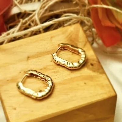 Brinco ouro argola detalhada oval