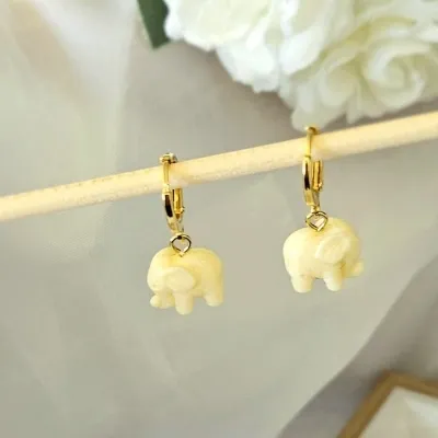 brinco ouro argola executiva com elefante de resina branco pendurado