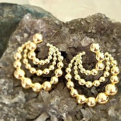 brinco ouro argola frontal 3 fileiras bolas tamanhos diferentes