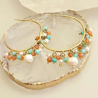 brinco ouro argola grande com cristais bulgaros pendurados verde + coral + perola com uma perola de agua doce no meio