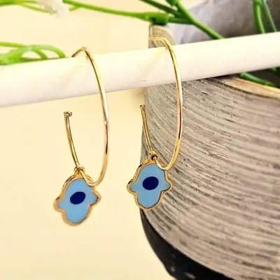 brinco ouro argola grande com mao de fatima esmaltada azul pendurada