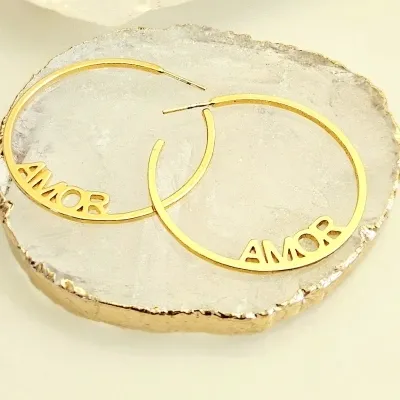 brinco ouro argola grande lisa com escrita AMOR