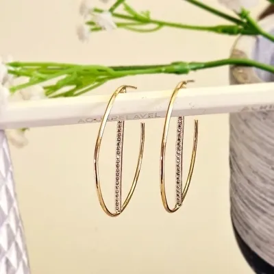 brinco ouro argola lisa com palito zircônias no meio