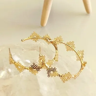 brinco ouro argola lisa com trabalho 3d