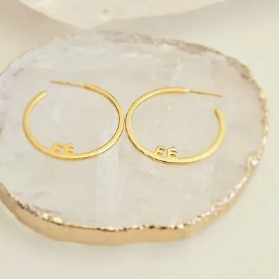 brinco ouro argola media lisa com escrita Fe