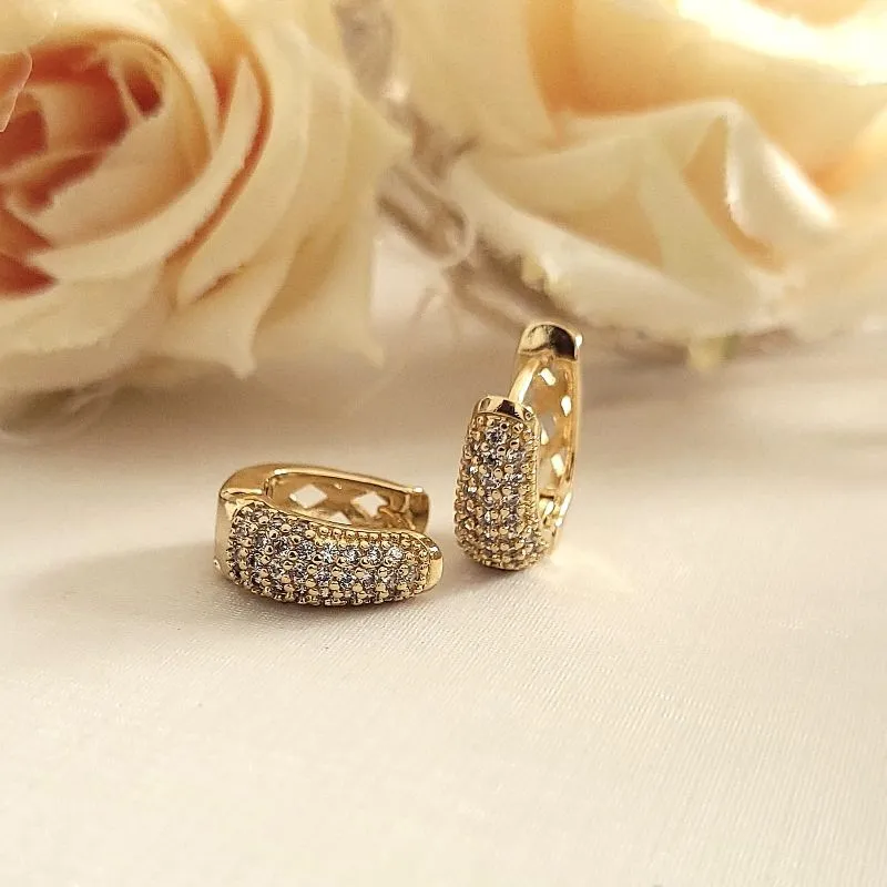 brinco ouro argola oval cravejada e trabalha na parte de trás média
