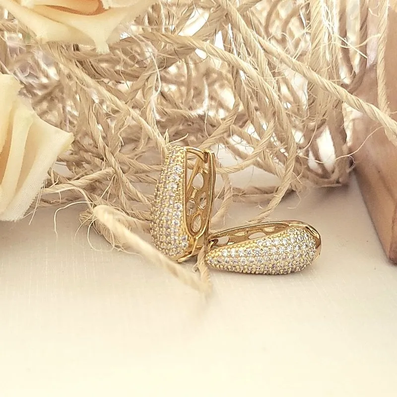 brinco ouro argola oval na frente crevajada cristal e atrás vazada média