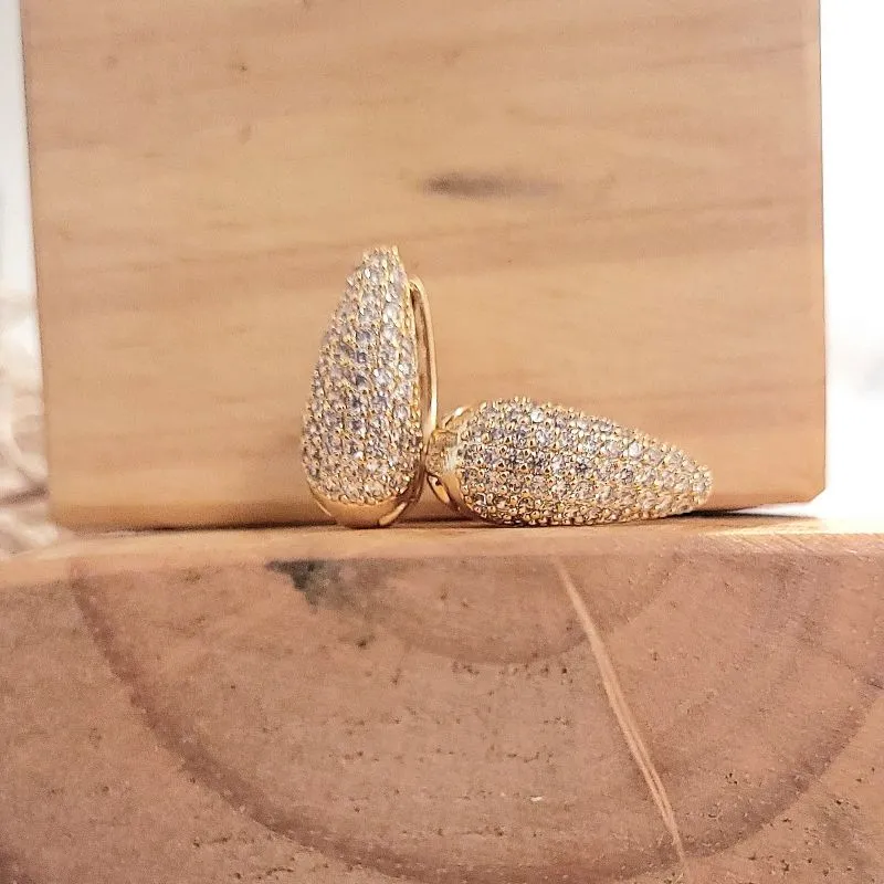 brinco ouro argola oval na frente crevajada cristal e atrás vazada pequena