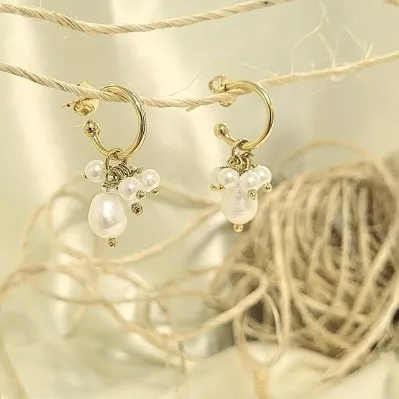 brinco ouro argola pequena com perolas penduradas + 1 perola de agua doce