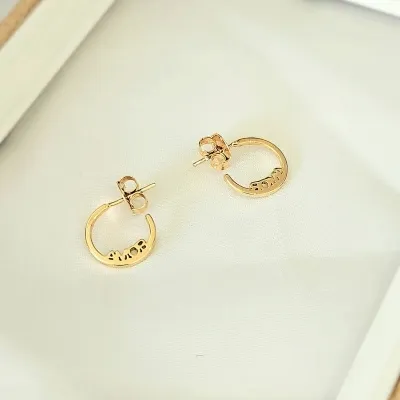 brinco ouro argola pequena lisa com escrita AMOR