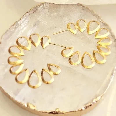 brinco ouro argola texturizada com gotas vazadas